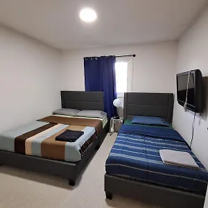 Square One Suite- Attached Bathroom, Walking Transit & Plaza Homestay